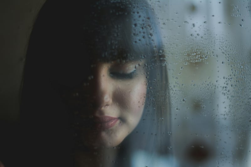 ¿Por qué el sonido de la lluvia es relajante y ayuda a dormir?