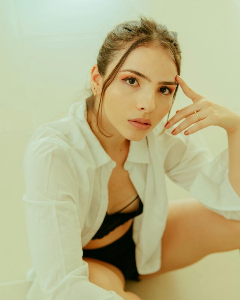 mujer en camisa blanca, tendencia de moda de 2026
