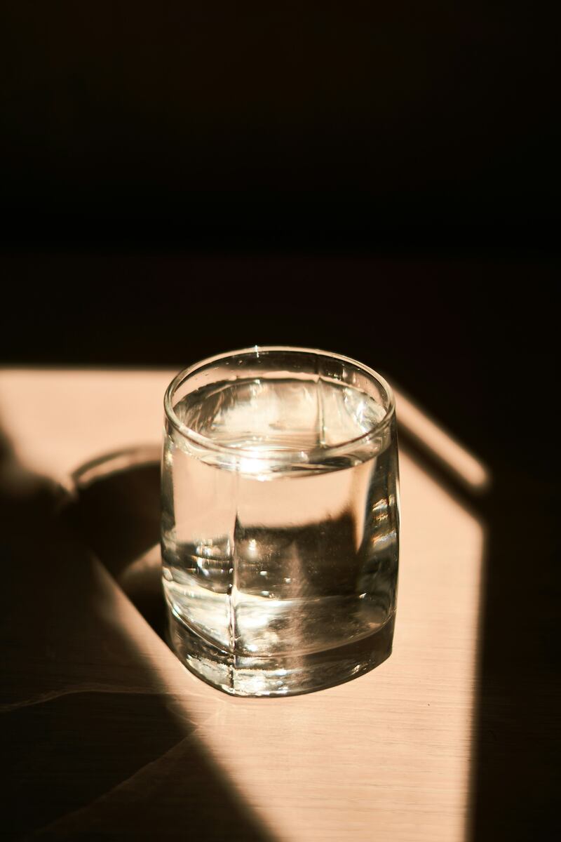 rituales de luna nueva con un vaso de agua