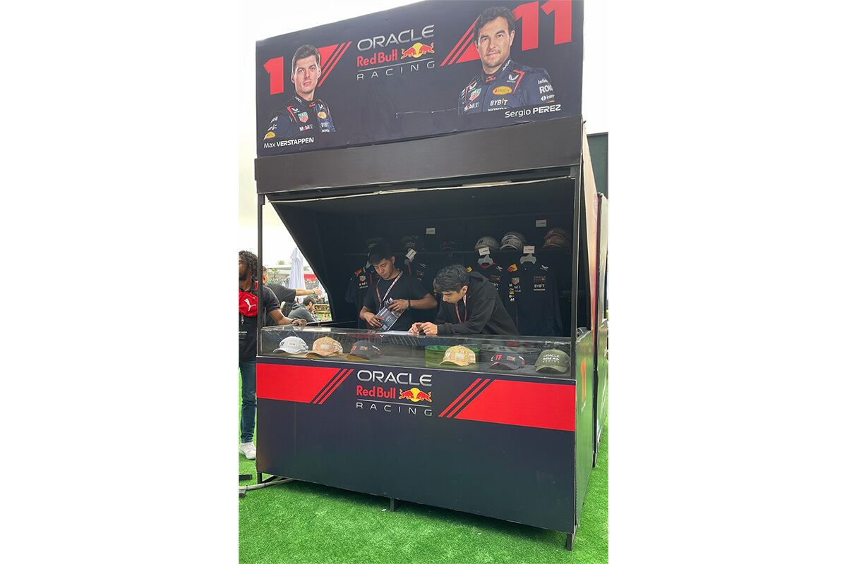 En varios puntos del Autódromo Hermanos Rodríguez se encontraban varios puntos donde podías obtener merch oficial de la F1.