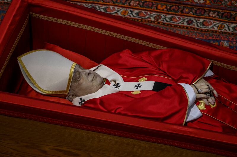 Sor Geneviève Jeanningros, la monja que rompió el protocolo al despedirse del papa Francisco