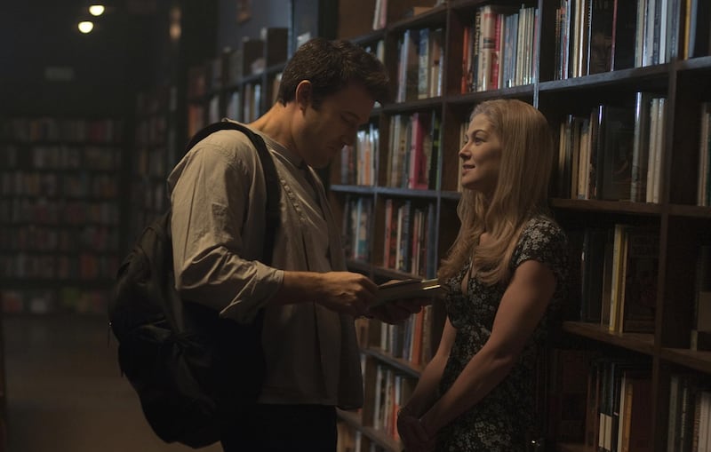 hombre y mujer en una biblioteca