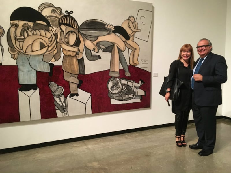 Su esposa Beatriz del Carmen Bazán con el director del Centro Cultural Tijuana. El pintor aseguraba que sólo ella se interesaba por su salud. Foto: Notimex