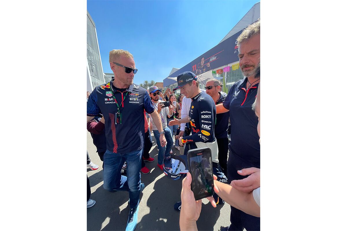La sonrisa de Max Verstappen al ver que tiene varios aficionados mexicanos que lo esperaban fuera del paddock de Red Bull.
