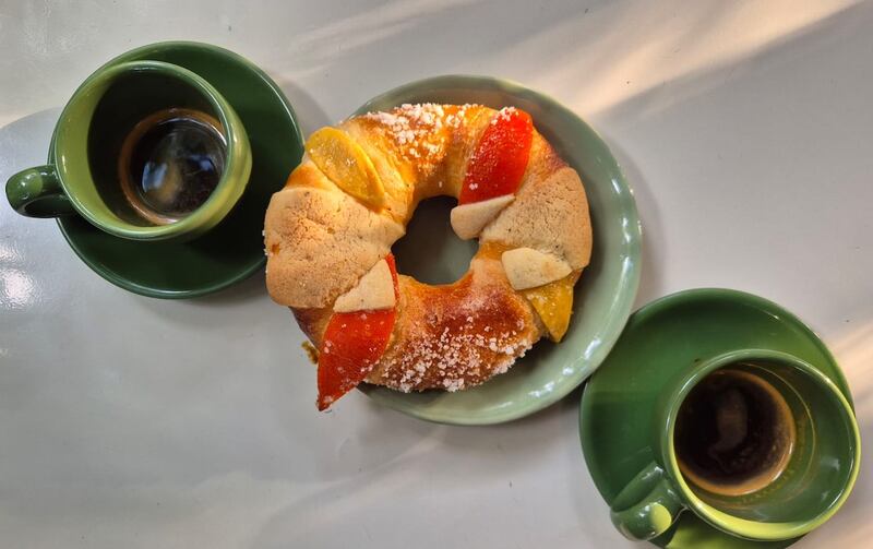 rosca de reyes individual, tazas de café