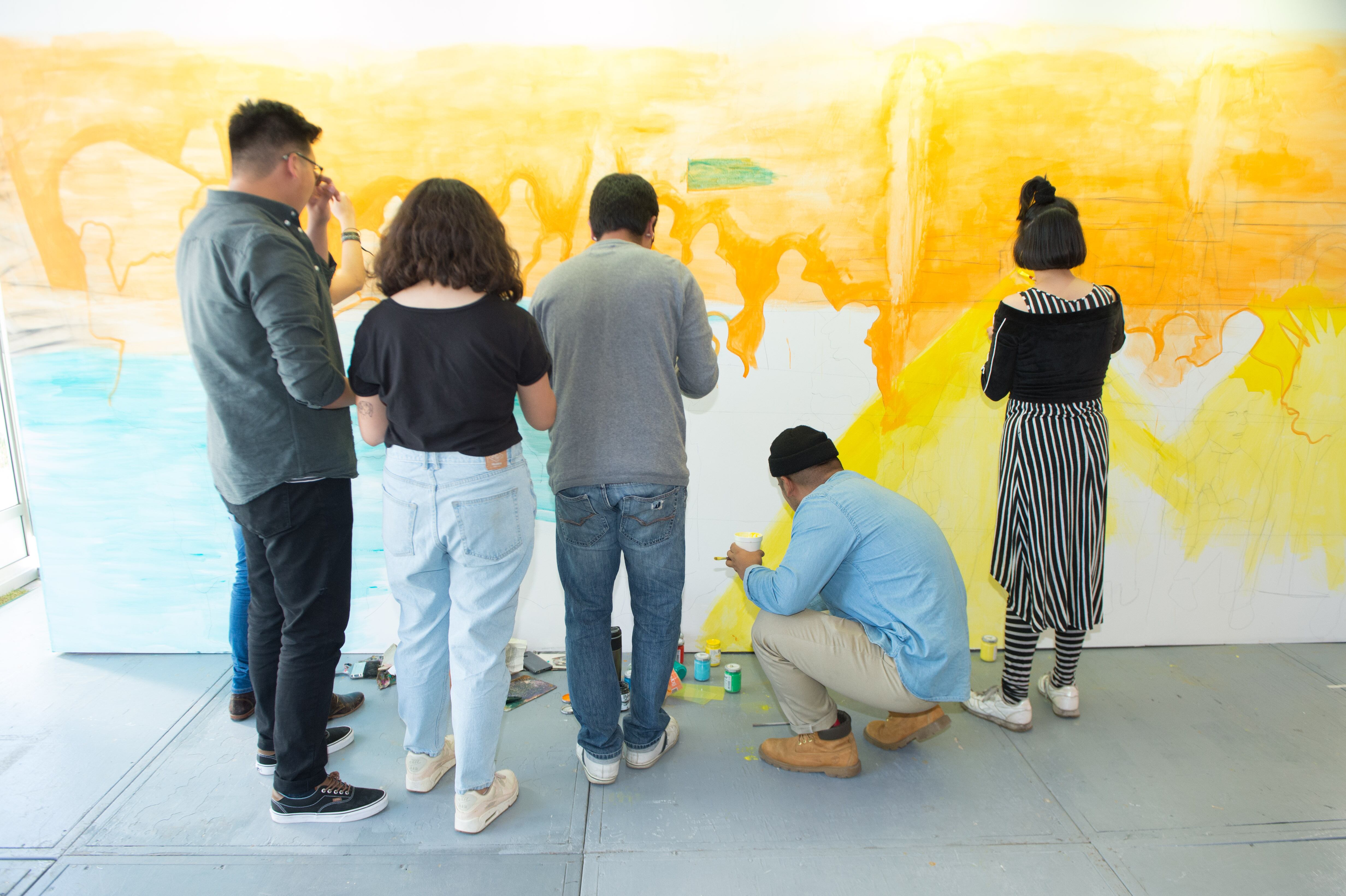 Como parte de la feria un grupo de artistas emergentes hicieron un mural