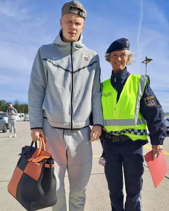 futbolista erling haaland con bolso birkin de coleccion