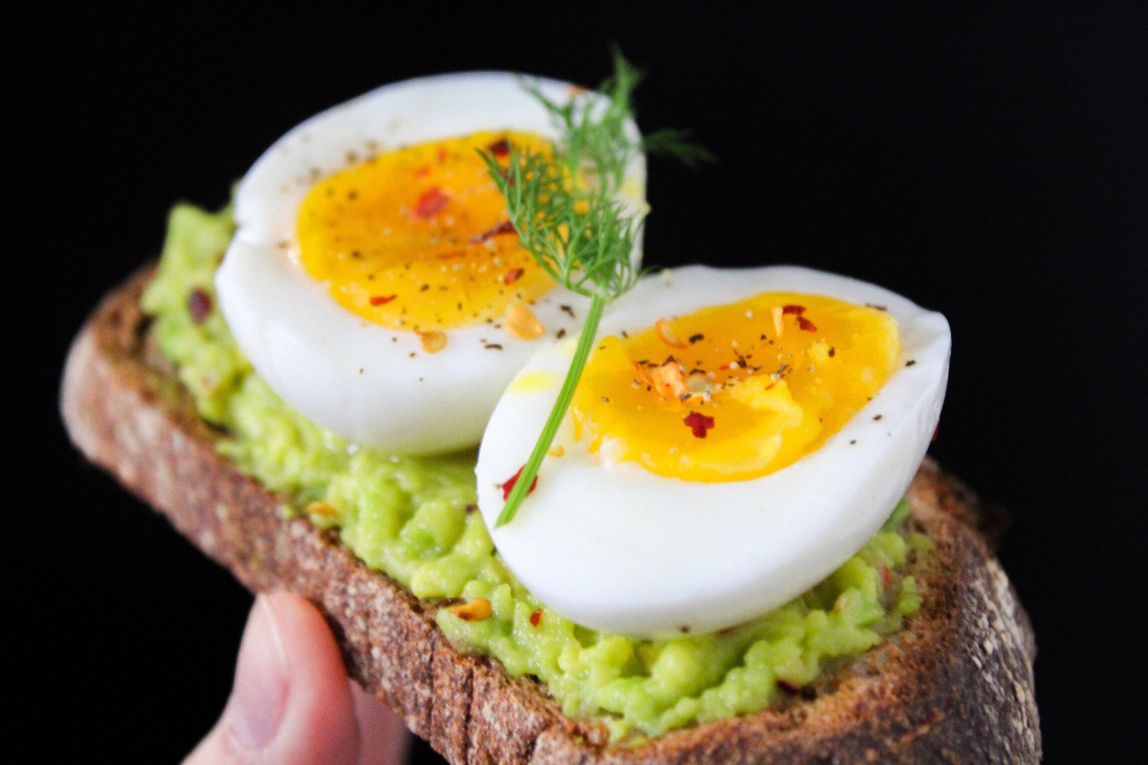 Huevo. Además de ser un gran alimento, los huevos ayudan a subir nuestras defensas, ya que contienen vitamina D en sus yemas y proteínas en sus claras.