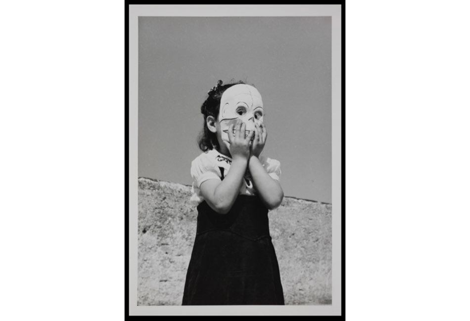 Foto: Doris Heyden. Niña con máscara de calavera, ca. 1960. Colección Ricardo B. Salinas Pliego