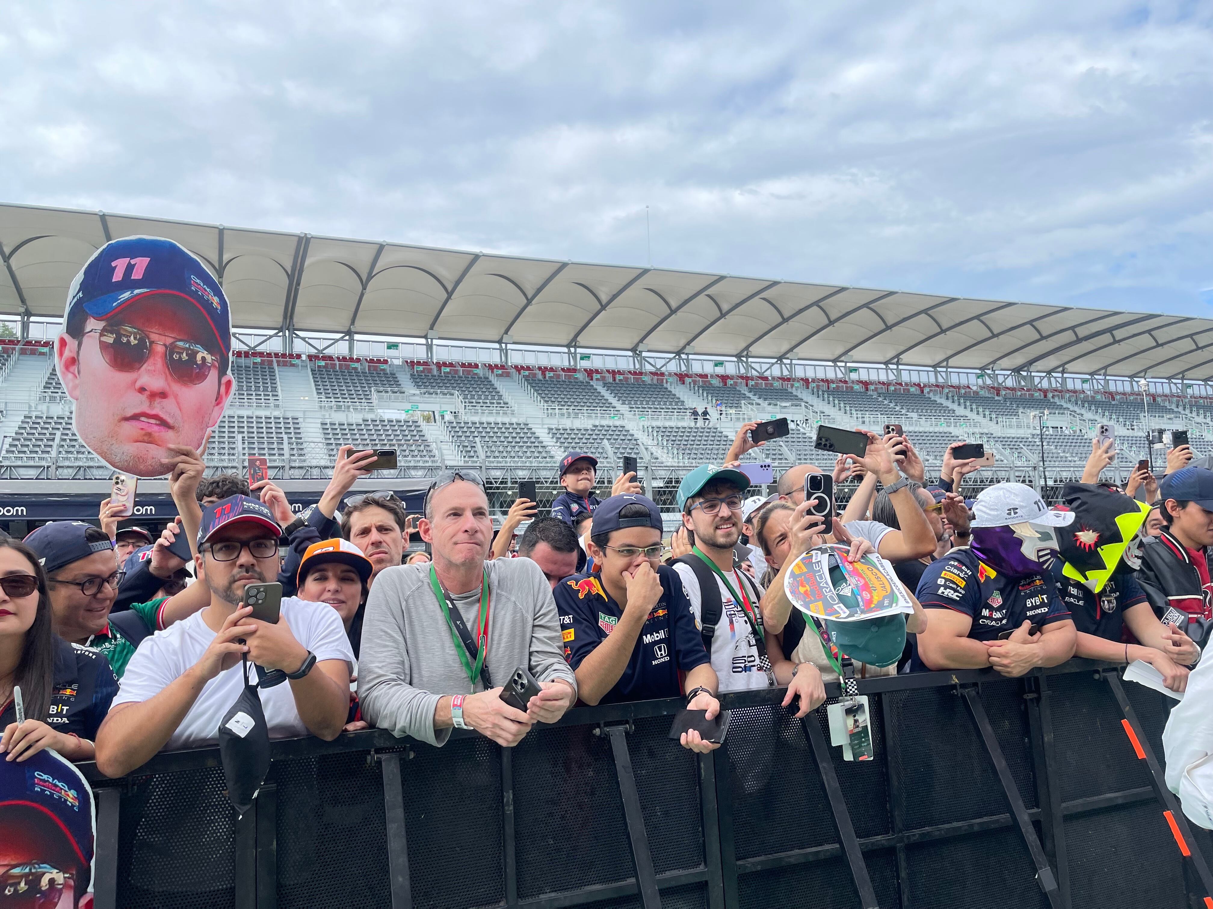 Los seguidores de “Checo” Pérez esperando que salga por los pits para saludarlos.