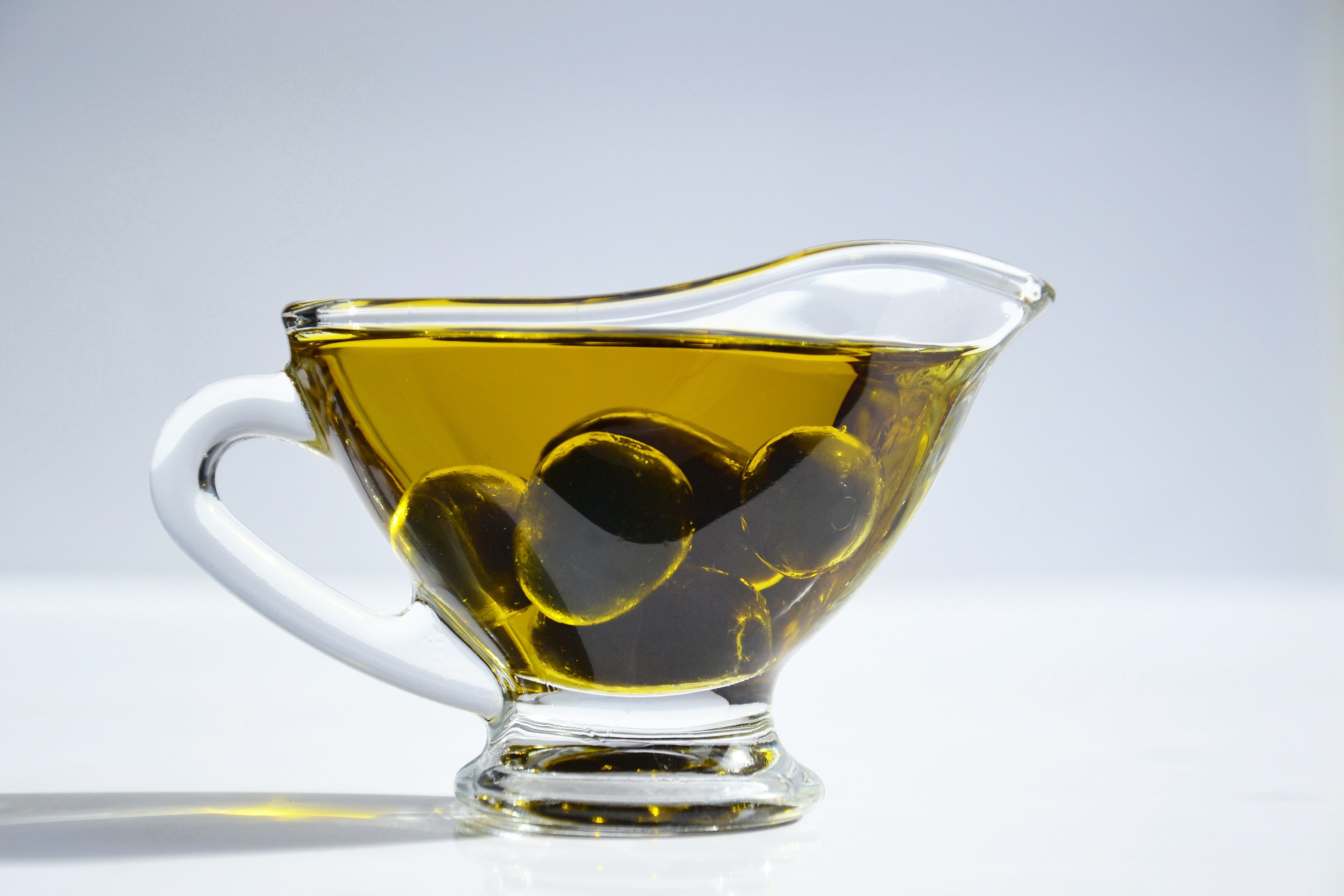 Aceite de oliva. Coloca un poco de aceite sobre una bolita de algodón, hisopo o cepillo para pestañas limpio. Después, con las pestañas sin maquillaje, aplica un poco sobre las pestañas inferiores y superiores