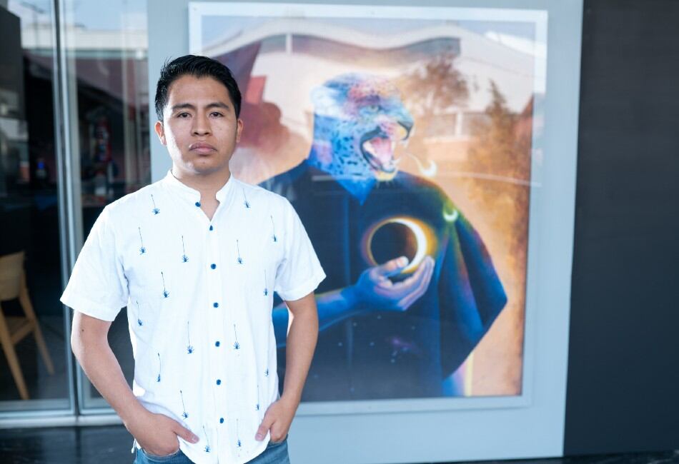 El artista oaxaqueño Carlos Bazán, dejó a un lado las galerías para llevar sus obras a la Torre Totalplay, lugar donde los colaboradores pueden vivir el arte. | Foto: Héctor Arjona