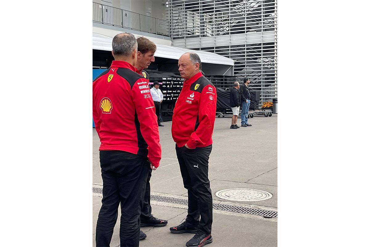Fred Vasseur, director de la escudería Ferrari, platicando con su equipo.
