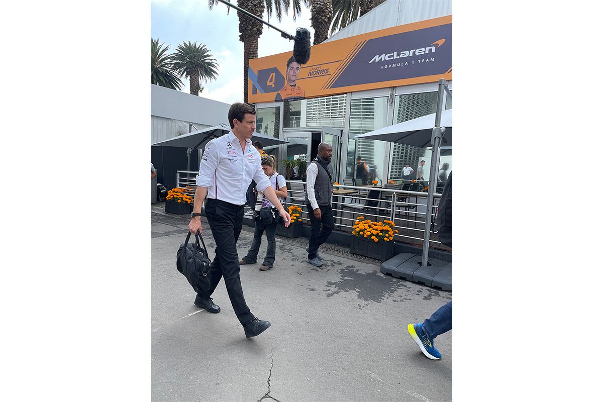 Toto Wolff, director de la escudería Mercedes, dirigiéndose a su paddock.