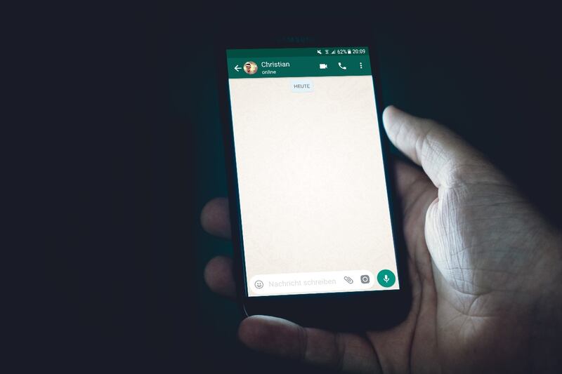 Eliminar la hora en los mensajes de WhatsApp