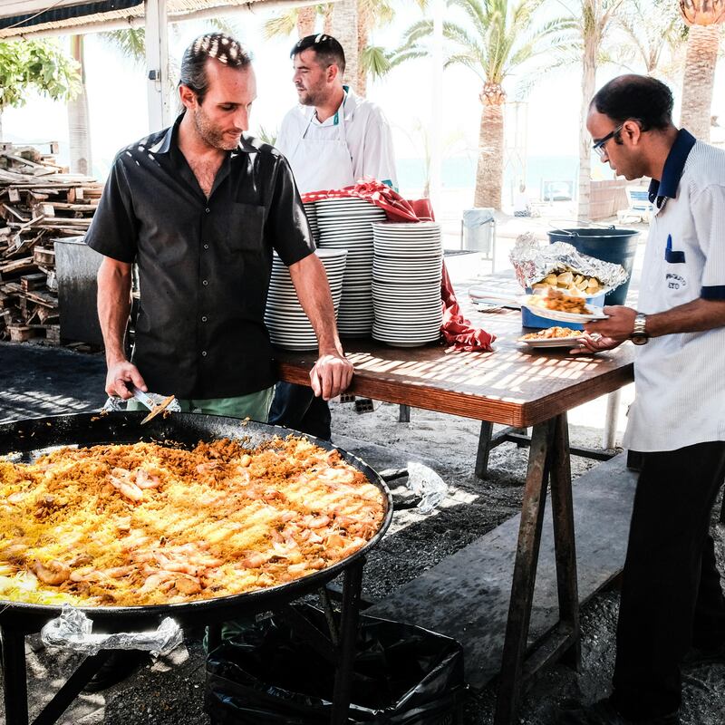 La historia de la paella, de plato de sobras a gastronomía emblemática