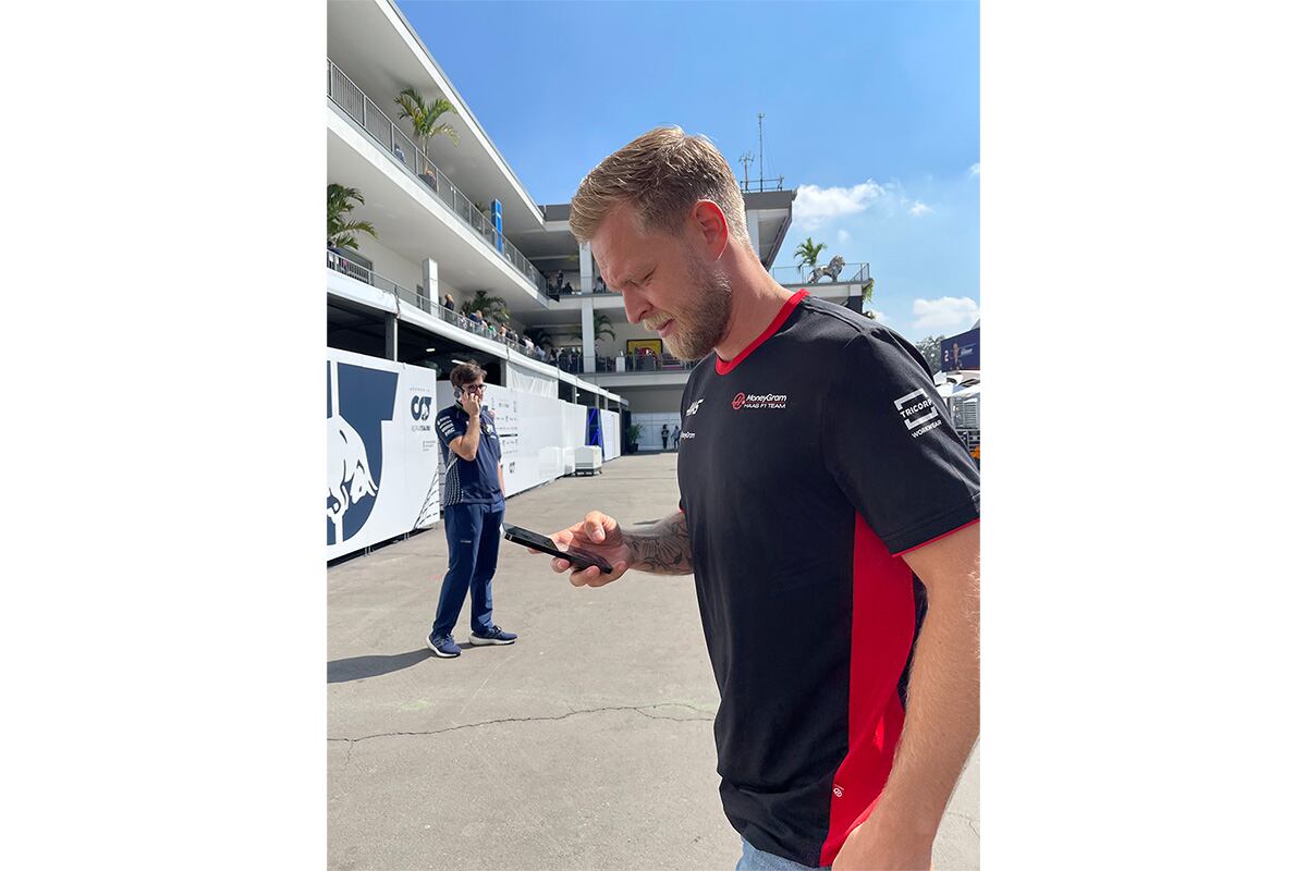 Kevin Magnussen, piloto de la escudería Haas muy interesado en su celular.