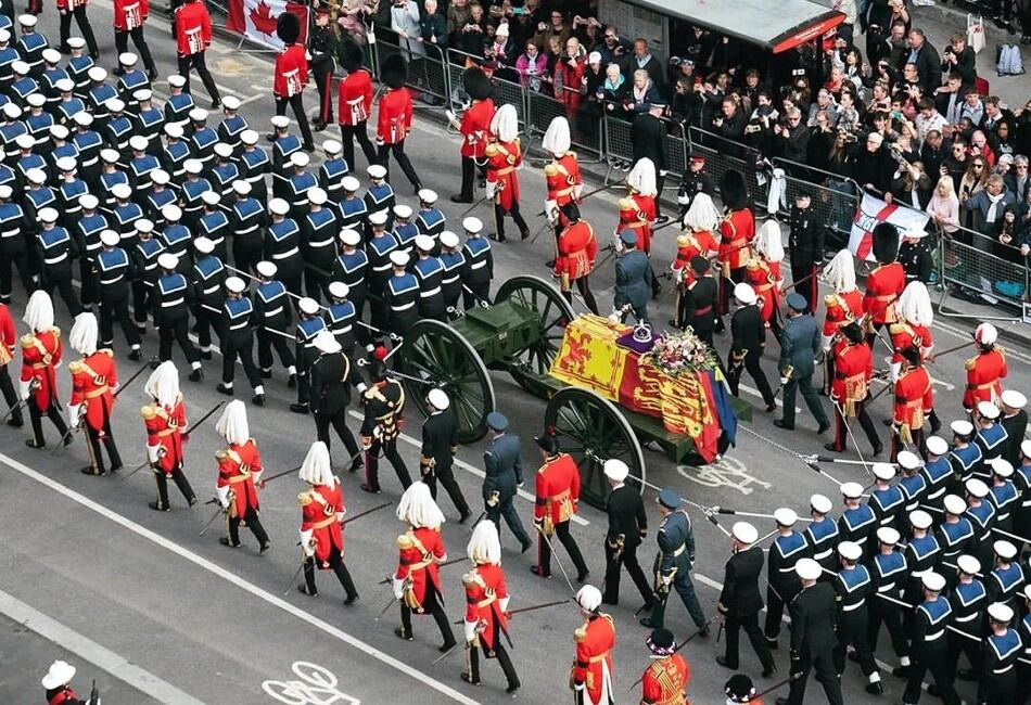 Con un trayecto de más de 30 minutos, el féretro arribó al Castillo de Windsor, donde fue trasladado a la Capilla de San Jorge.