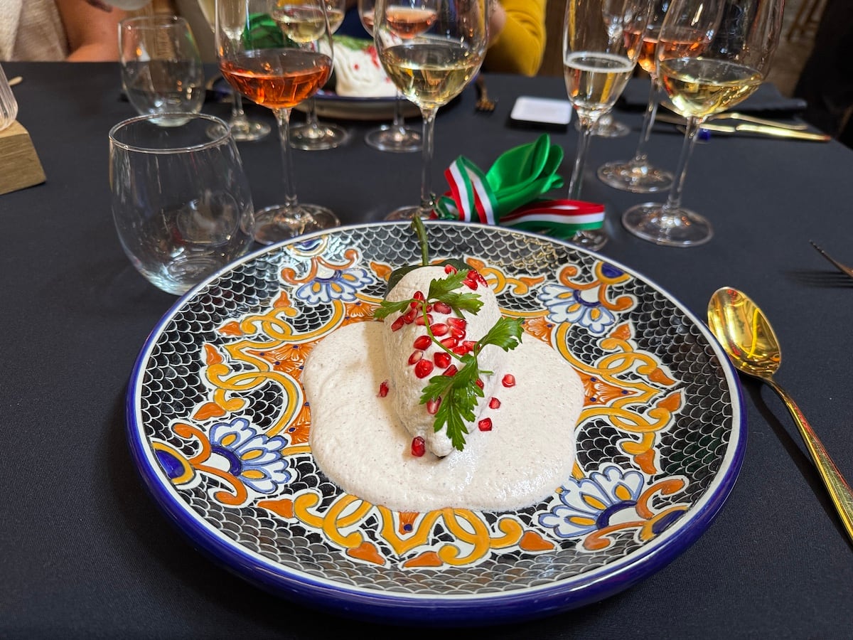 Chile en nogada tradicional en Azulísimo