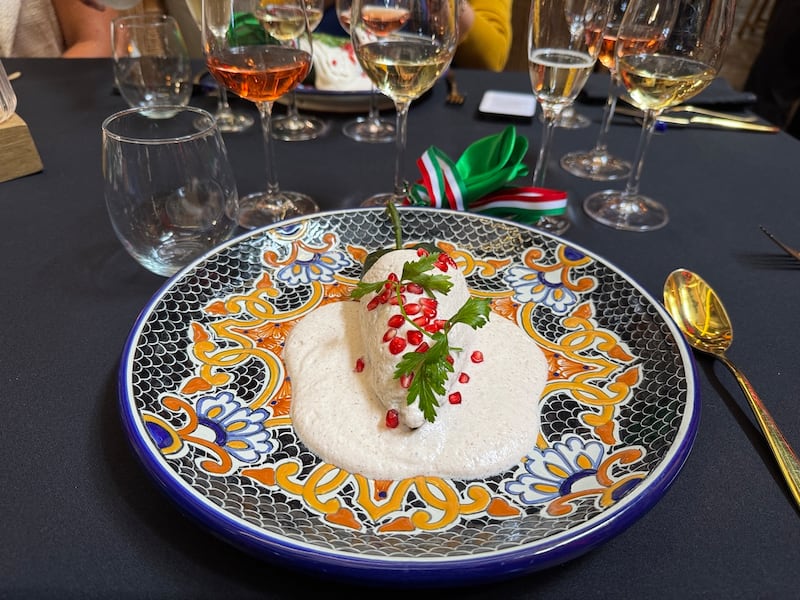 Chile en nogada tradicional en Azulísimo
