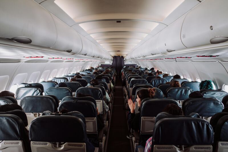 10 consejos para dormir mejor en el avión