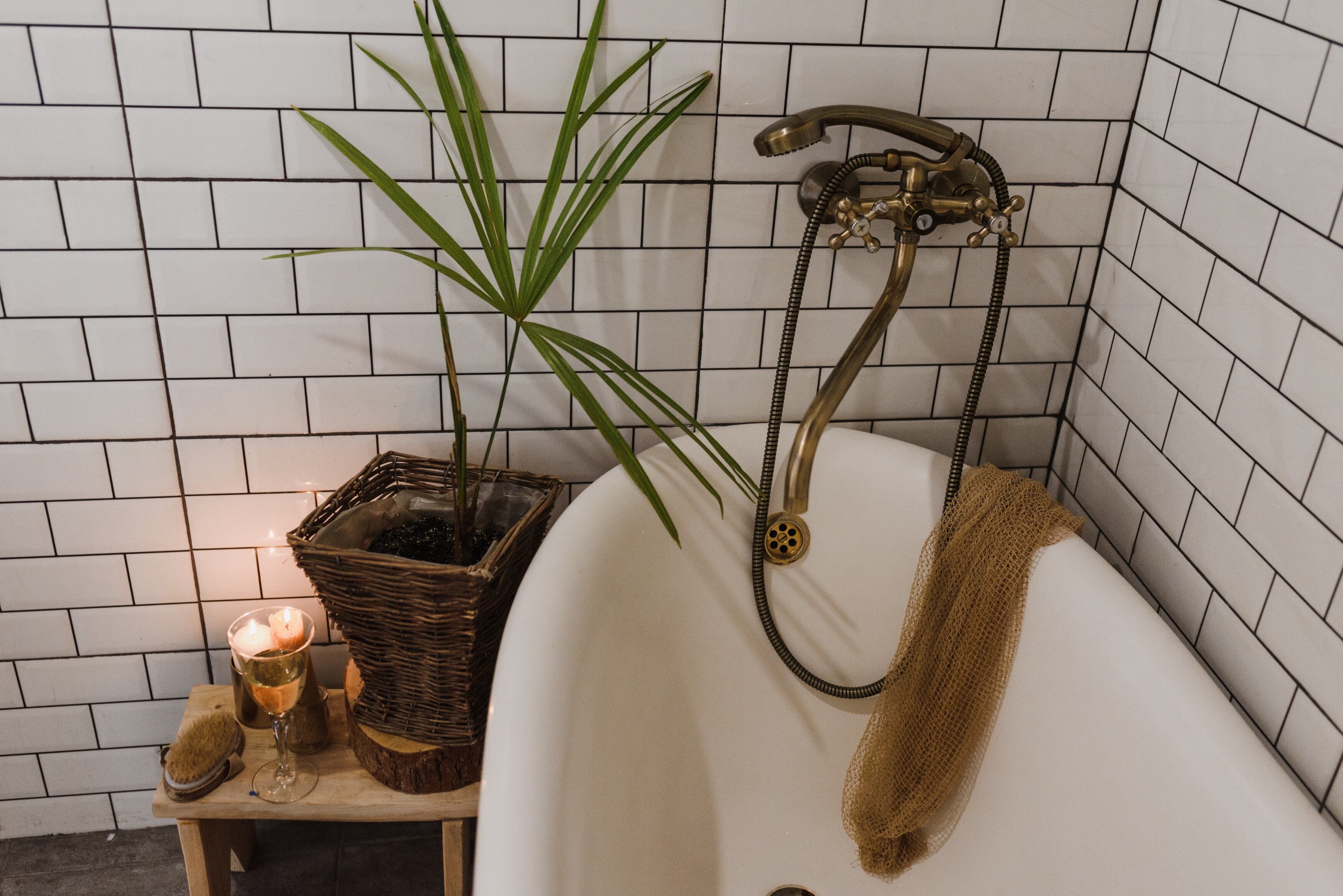 Y para que descubras qué celebridades no son fans del baño (o para quemarlos) te contamos los famosos que siguen la tendencia de “no bañarse”.