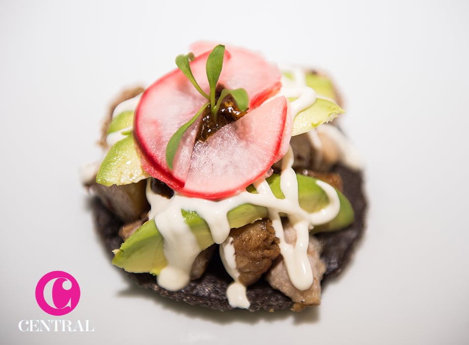 Tostada de molleja con rábanos, crema de rancho acompañado de aguacate