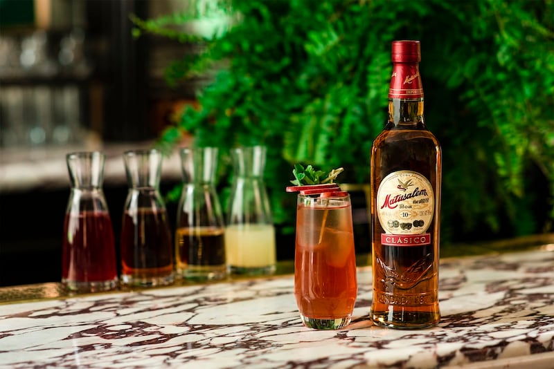 coctel santiago holliday con ron
