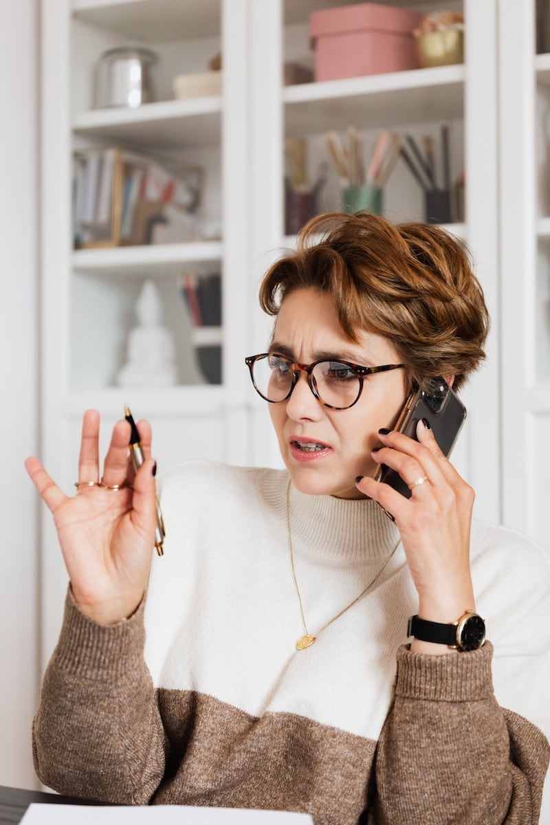 mujer molesta al telefono