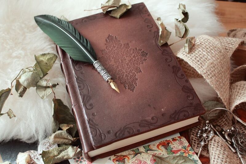 obras-literarias-escritas-por-pluma fuente, cuaderno antiguo, libreta vintage, hojas secas