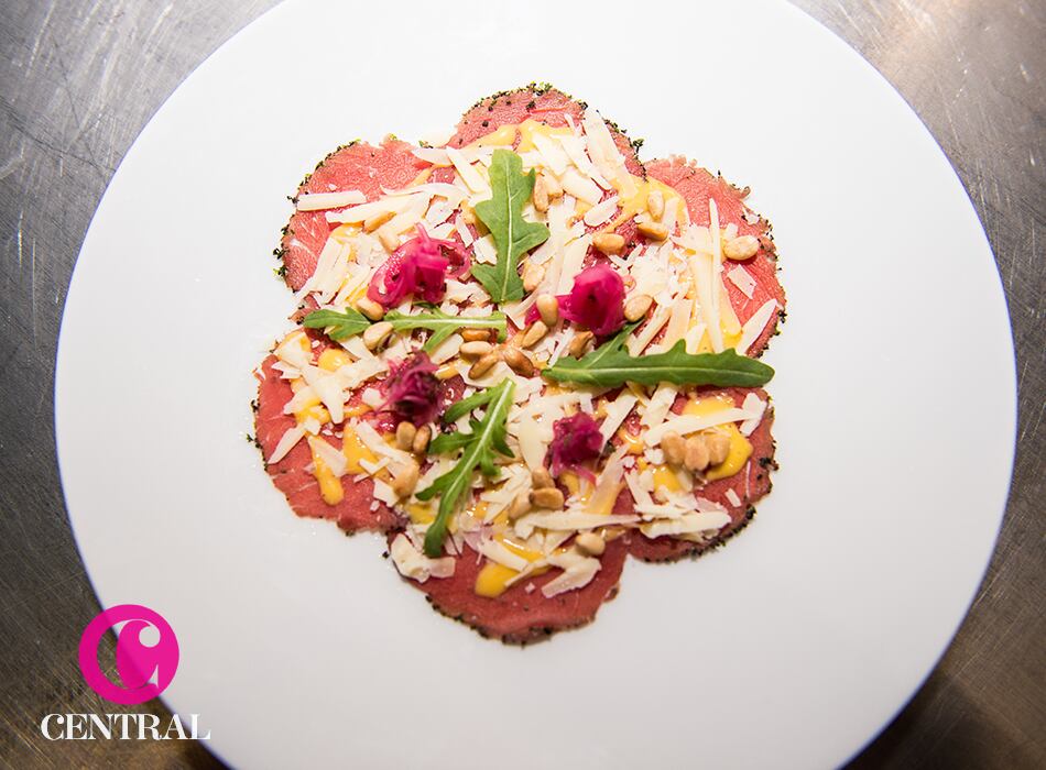 Carpaccio de filete charlotte con 35 días de añejamiento con aderezo de mostaza y trufa