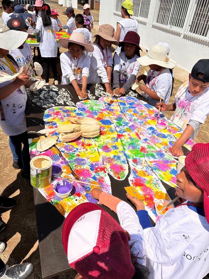 niños pintando en taller con maiz
