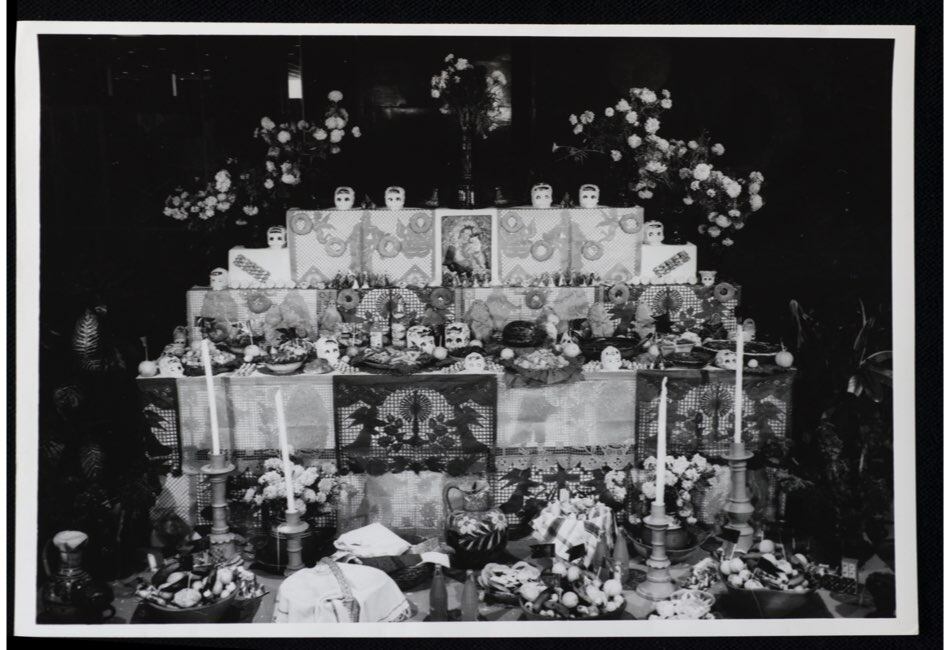 Foto: Autor no identificado. Altar de muertos tradicional, s/f. Colección Ricardo B. Salinas Pliego