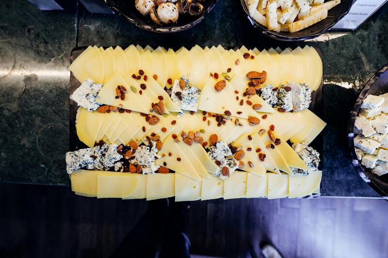¿Es verdad que cenar queso provoca pesadillas? La compleja relación entre la dieta y los sueños