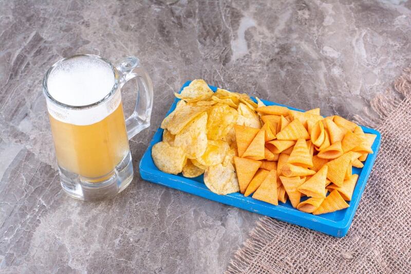 chicharrones, tarro de cerveza clara